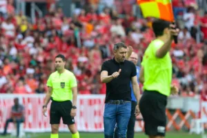 Técnico do Internacional, Coudet acredita em permanência do Vasco na Série A