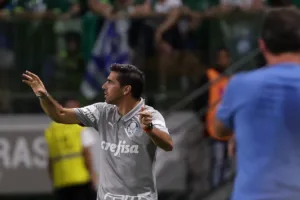 Abel Ferreira abre o jogo sobre dupla ter virado reserva no Palmeiras