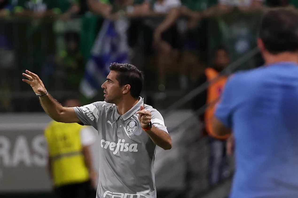 Abel Ferreira abre o jogo sobre dupla ter virado reserva no Palmeiras