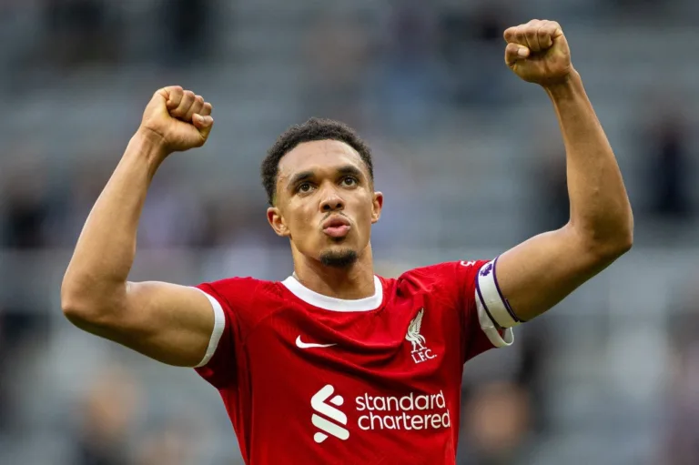 Alexander-Arnold, do Liverpool, sofre acidente de carro durante chuvas pesadas na Inglaterra