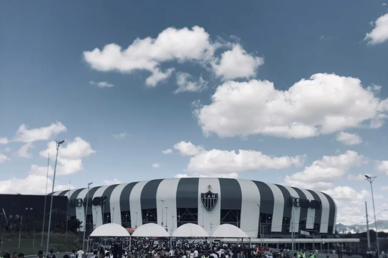 Torcedores do Atlético-MG cobram jogadores na entrada do CT do clube