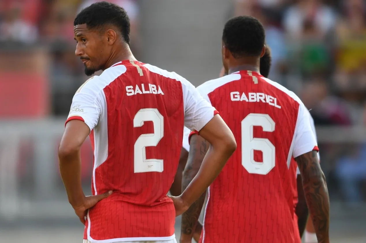 Ex-jogador do Arsenal critica Saliba e aponta quatro “zagueiros melhores”