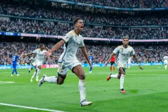 Jude Bellingham comemora gol pelo Real Madrid diante dos torcedores no Santiago Bernabéu