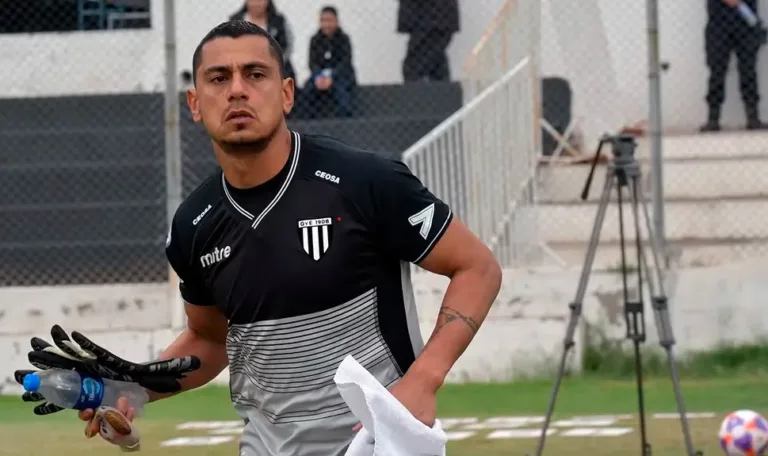 Goleiro leva pedrada em jogo do campeonato argentino; assista