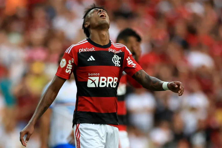 Nicola diz que Bruno Henrique vai ganhar ‘muitos milhões a menos’ no Flamengo do que no Palmeiras