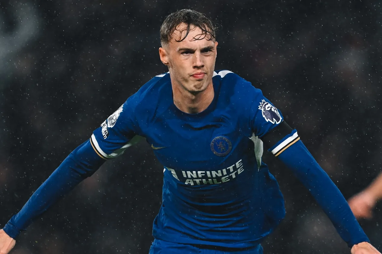 Cole Palmer, do Chelsea, pede desculpas após jogar garrafa de água na direção de Pochettino