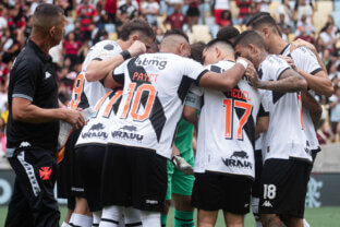 Foto de jogadores do Vasco em jogo do Brasileirão Série A