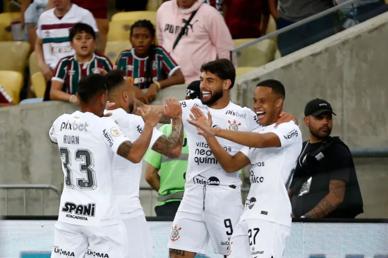 Corinthians empata no último lance e fica perto da zona de rebaixamento do Brasileirão Série A