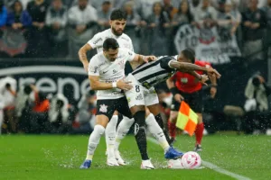 Corinthians sai na frente do Santos com gol contra