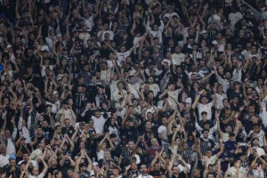 Clássico Corinthians e Santos começa ao som de Taylor Swift; confira