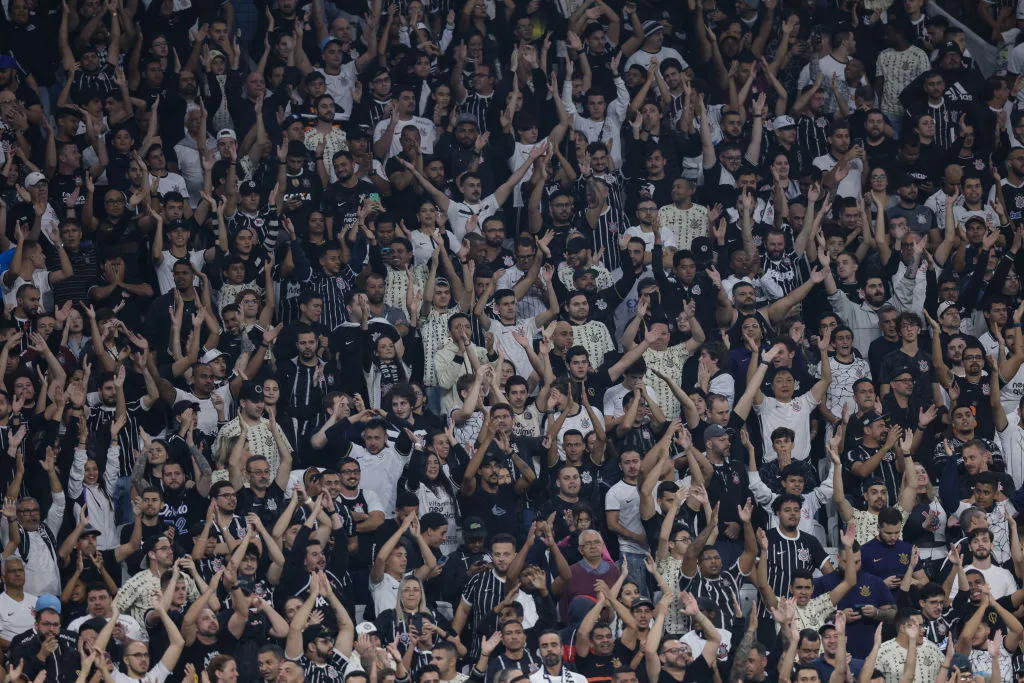 Clássico Corinthians e Santos começa ao som de Taylor Swift; confira  
