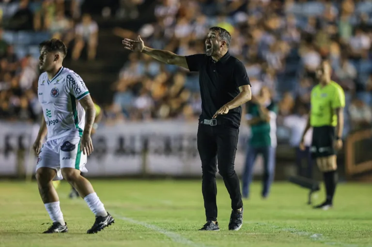 Coudet celebra goleada do Internacional sobre o Santos e brinca: “Não estamos satisfeitos!”