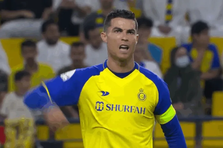 Cristiano Ronaldo tem atitude polêmica após Messi vencer Bola da Ouro e viraliza