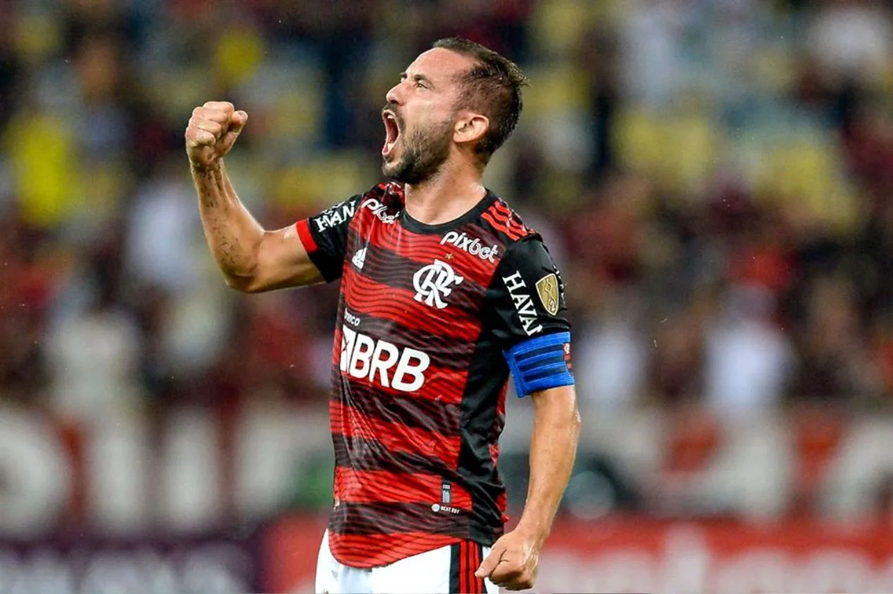 Everton Ribeiro “imita” Bruno Henrique e renovação com o Flamengo trava