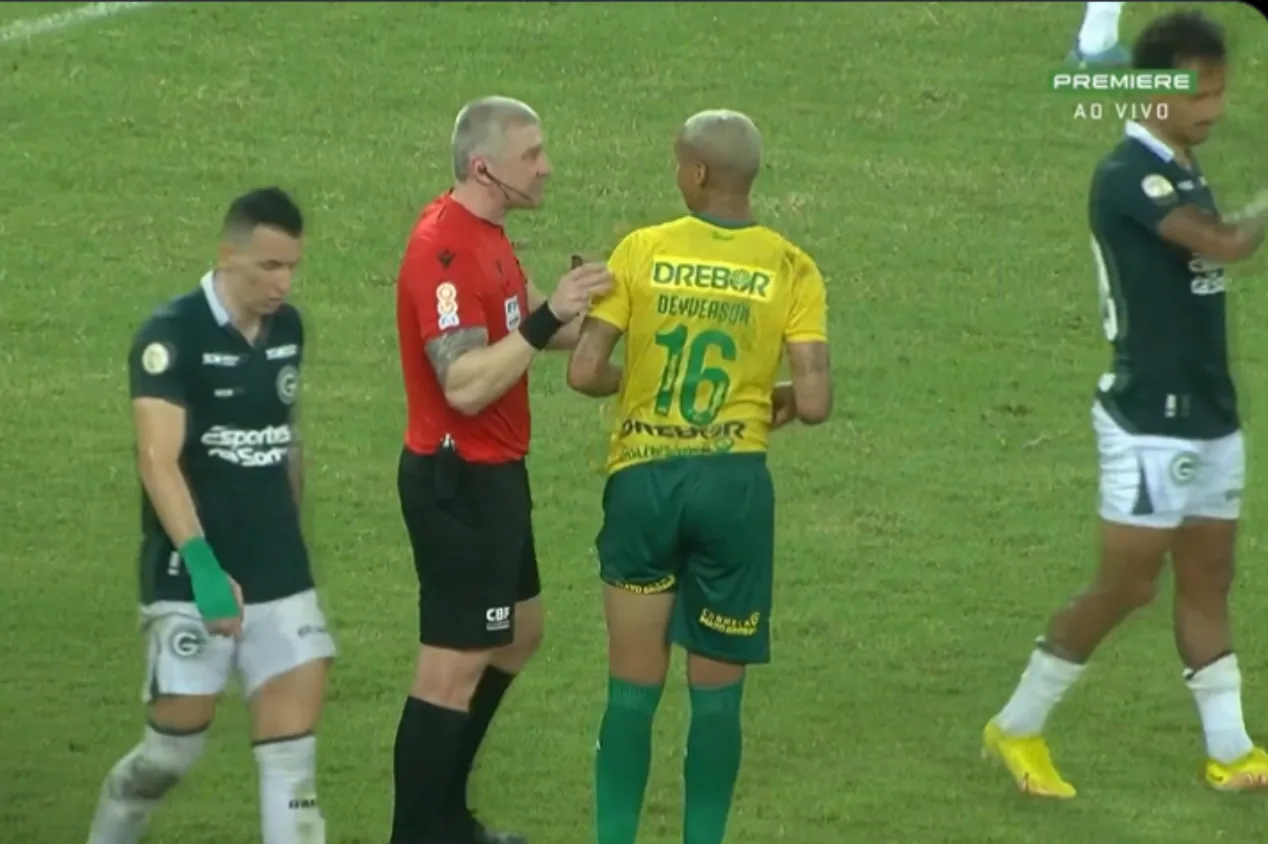 Deyverson rouba a cena em atitude com Daronco pelo Brasileirão; veja