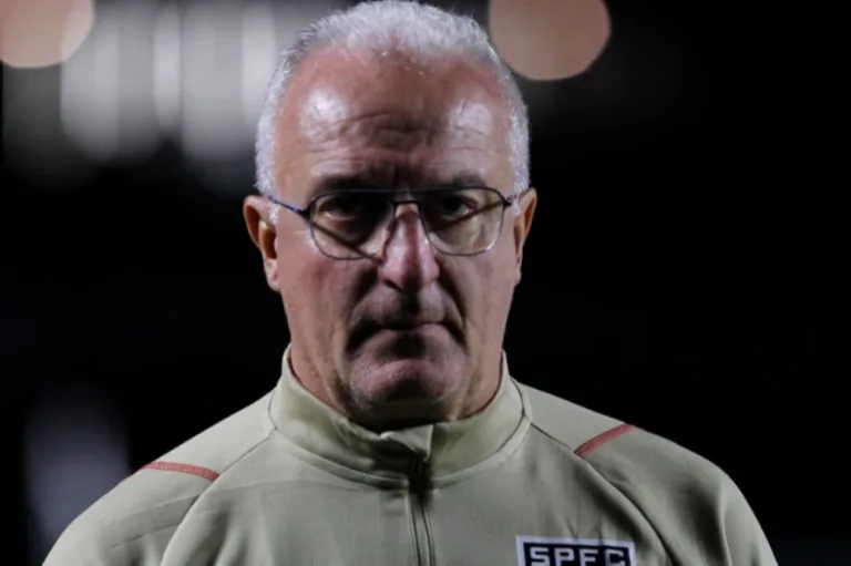 Dorival Júnior aponta “vantagem” do Palmeiras e revolta torcedores: “Patético”