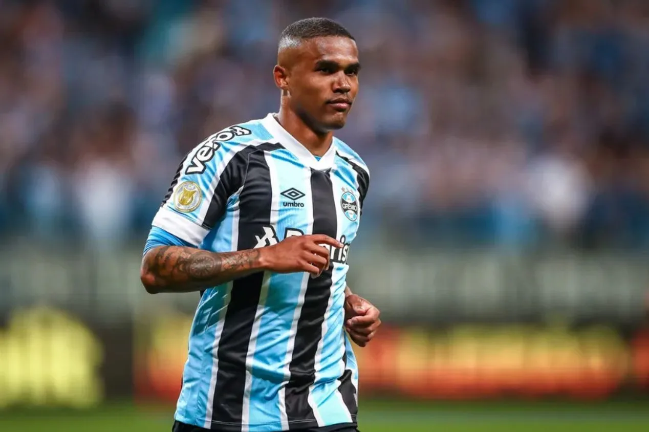 Douglas Costa deixa o Grêmio de lado e elege destino ideal para a carreira: “Meu desejo”