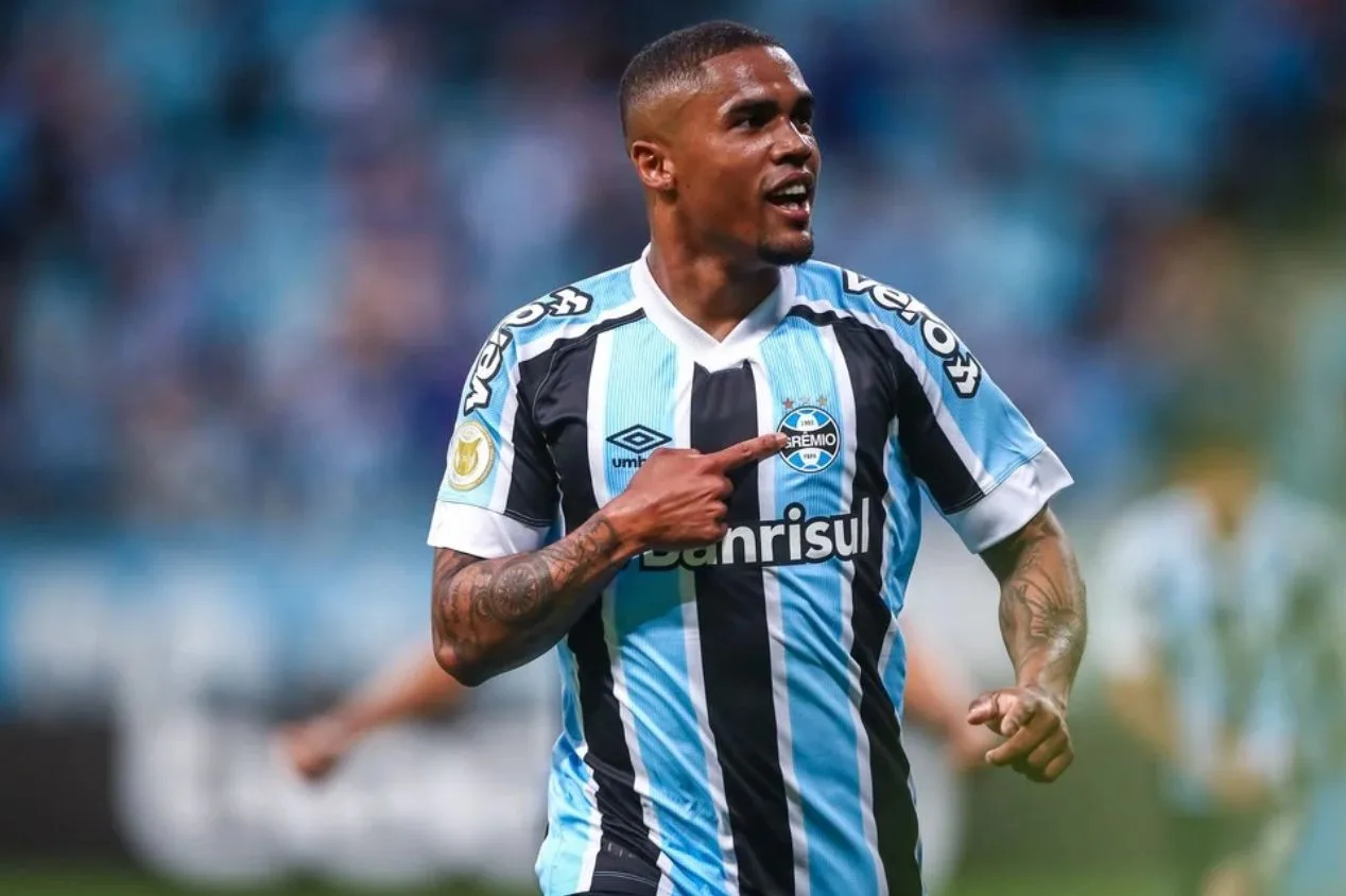 Douglas Costa pode ter custo milionário em caso de volta ao Brasil; veja valores