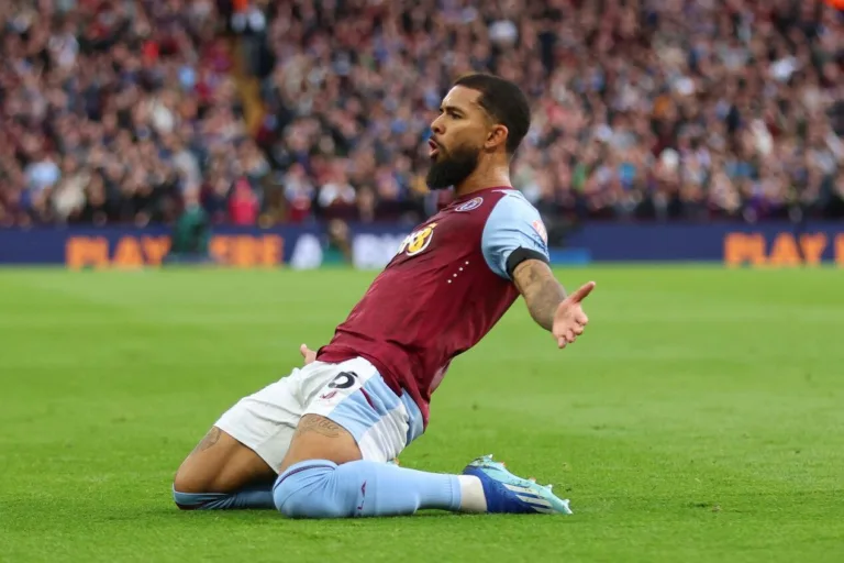 Ex-Vasco, Douglas Luiz brilha com dois gols na Premier League