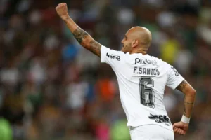 Com gol diante do Fluminense, Fábio Santos iguala marca histórica no Corinthians