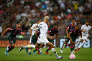 Fábio Santos converte pênalti em empate do Corinthians contra o Fluminense