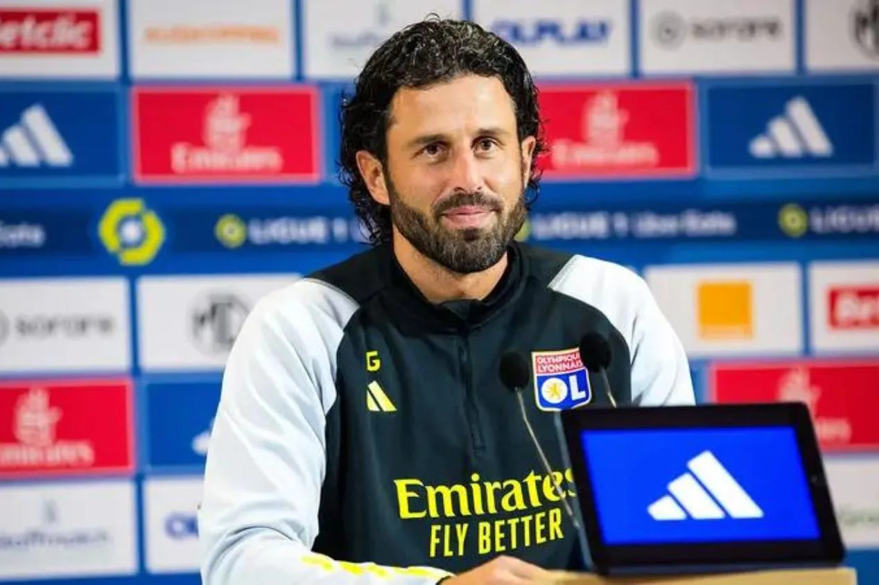 Lyon tem ônibus apedrejado antes de jogo do Campeonato Francês; técnico ficou ferido