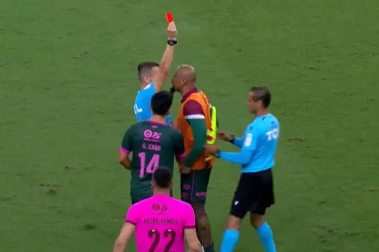 Felipe Melo xinga árbitro e ironiza lance polêmico em Fluminense x Corinthians