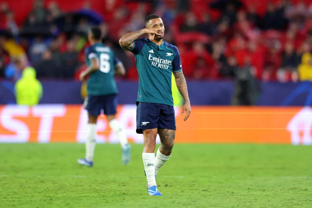 Com show de Gabriel Jesus, Arsenal arranca vitória do Sevilla e retoma liderança da Champions