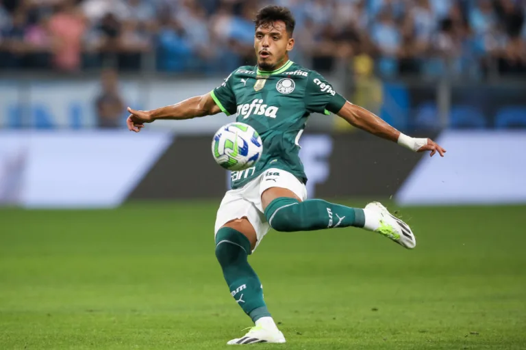 Gabriel Menino, do Palmeiras, passa por cirurgia após fratura no tornozelo
