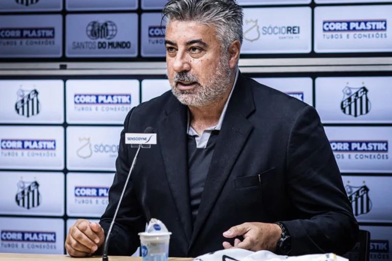 Dirigente do Santos protesta contra pênalti marcado e faz promessa 