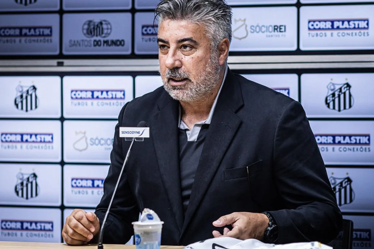 Dirigente do Santos protesta contra pênalti marcado e faz promessa 