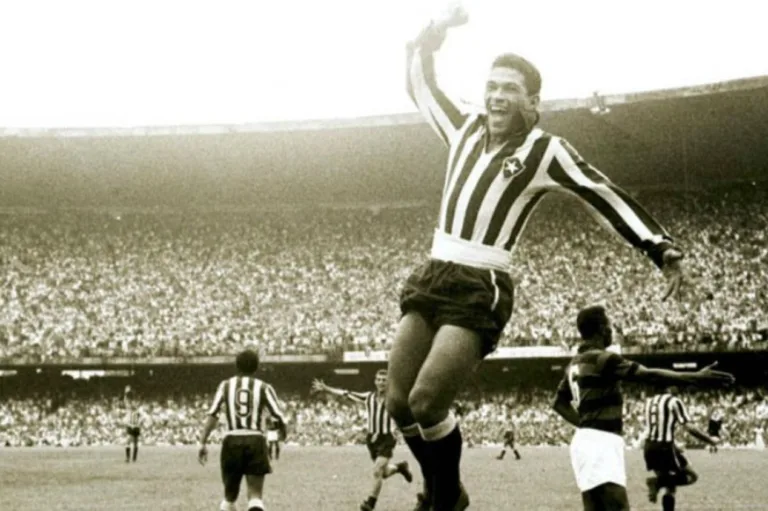 Os 90 anos de Mané Garrincha, o homem que mais nos deu alegria em toda a história do futebol