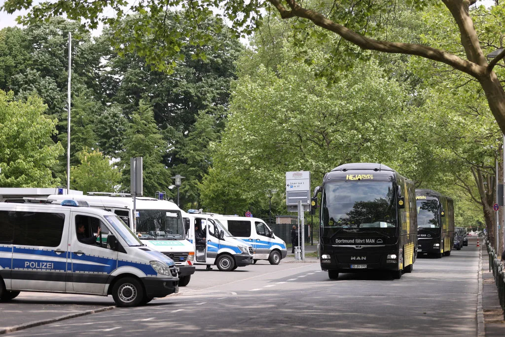 Ônibus do Borussia Dortmund é multado após vitória sobre o Newcastle na Champions League