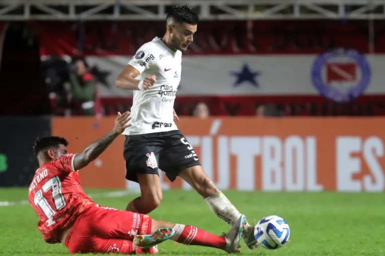 Fausto Vera solta o verbo sobre bastidores do Corinthians: “Perdemos muitos meses de trabalho”