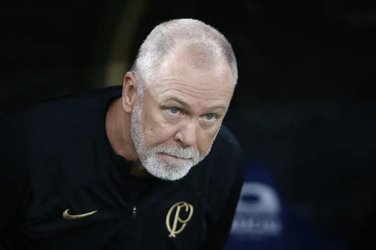 Mano Menezes rebate comentário de Fausto Vera sobre o trabalho de Luxemburgo no Corinthians