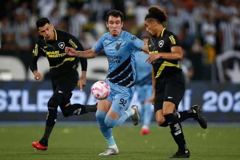 Em retomada no Nilton Santos, Botafogo e Athletico não saem do empate