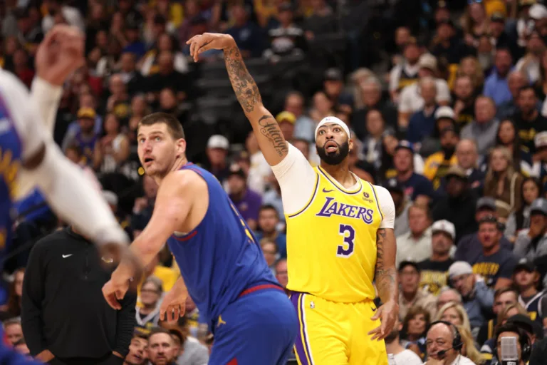 Jokic conquista triplo-duplo e Denver Nuggets supera o Los Angeles Lakers