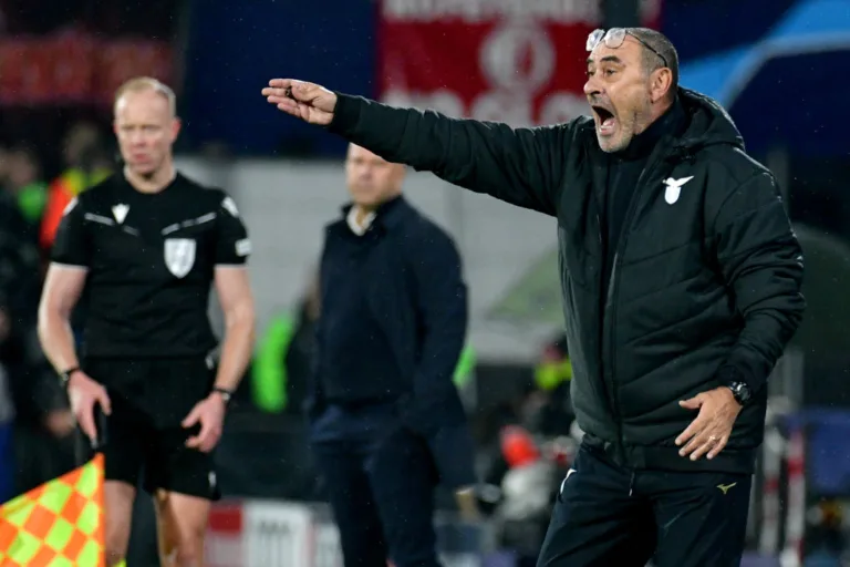 Técnico da Lazio responde perguntas duras após derrota para o Feyenoord pela Champions