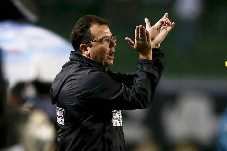 Técnico do Sport pede apoio dos torcedores em má fase de Vagner Love