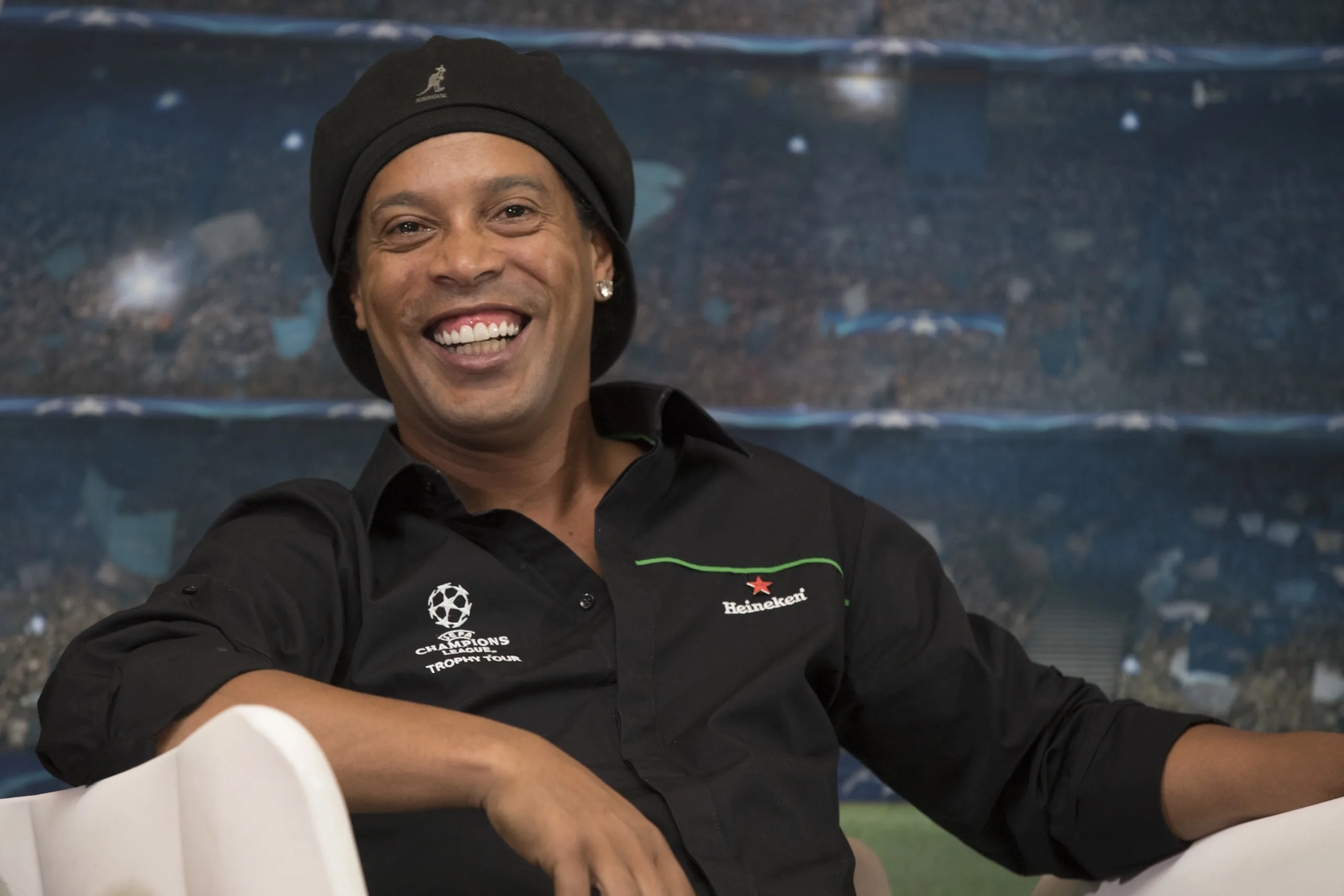 Ronaldinho Gaúcho se derrete por craque do Milan antes de jogo contra o PSG hoje: “Merece a 10”
