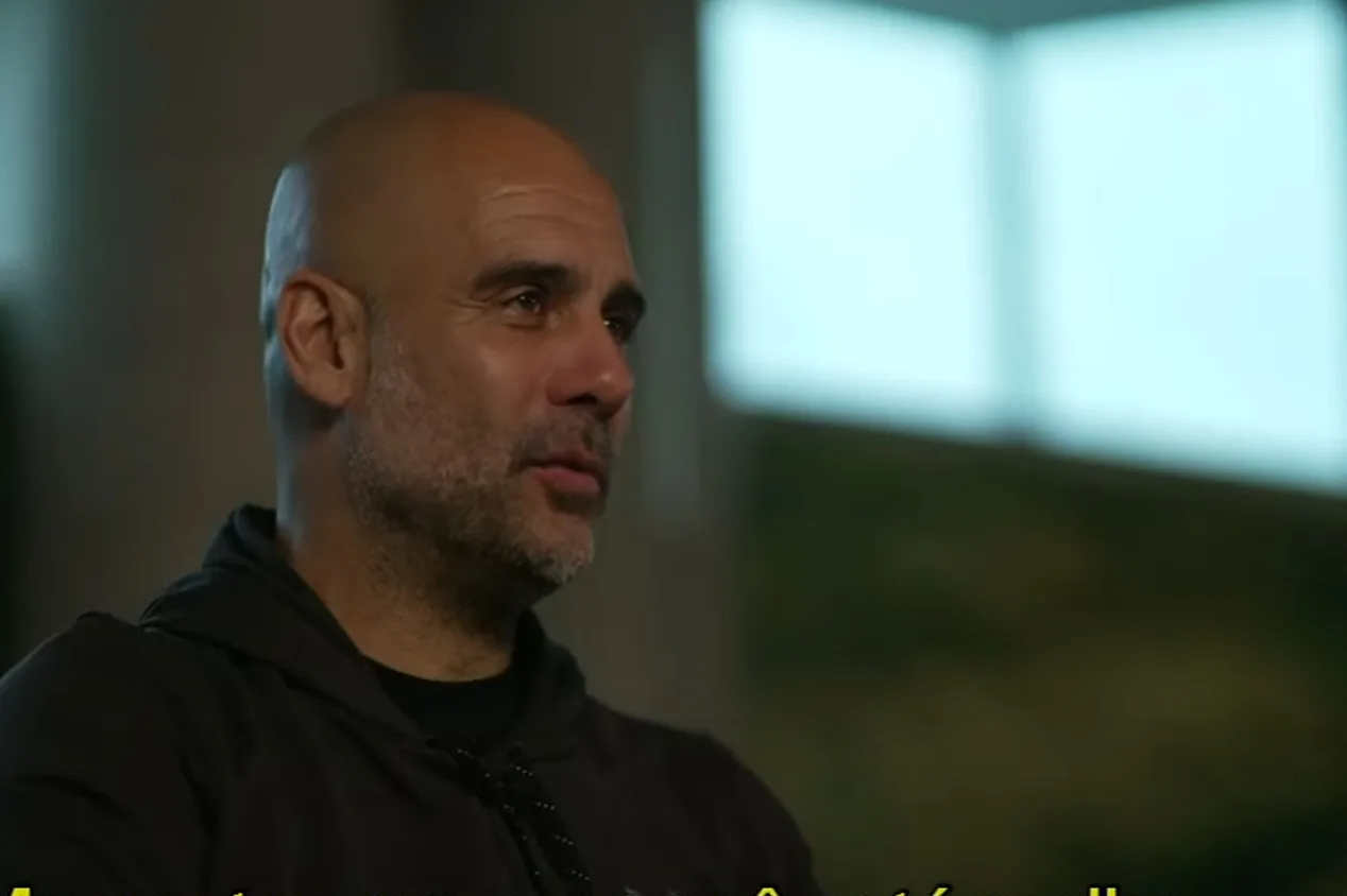 Guardiola dispara contra torcedores que ofenderam Bobby Charlton, lenda do Manchester United