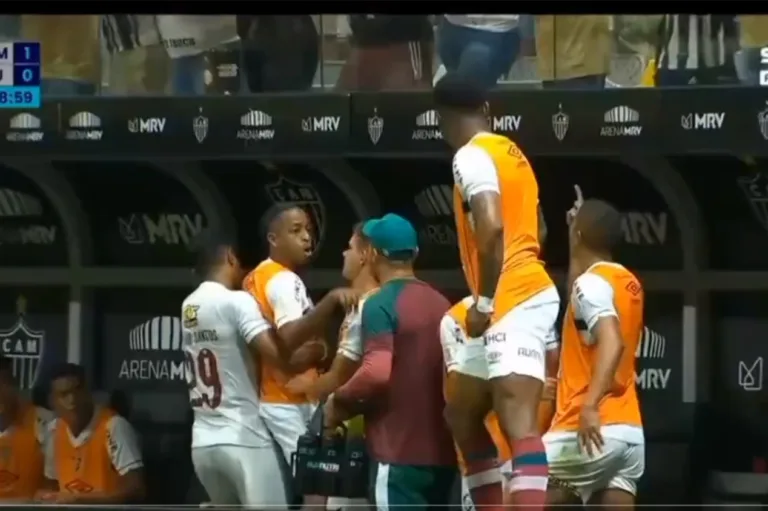 Jogadores do Fluminense discutem no banco de reservas; veja