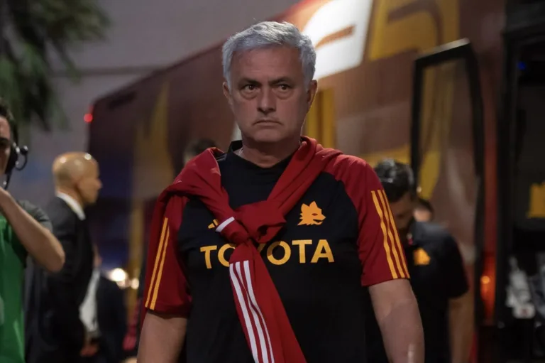 Totti elogia Era Mourinho na Roma e aponta diferenças: “Um jogo diferente do meu”