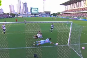 Léo Jardim se destaca e opera dois “milagres” em Goiás x Vasco; assista