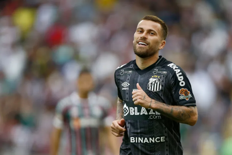 Assistência e mais de 90% dos passes certos: Lucas Lima chama atenção em vitória do Santos