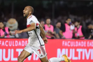 Lucas Moura tem estiramento detectado e é baixa no São Paulo