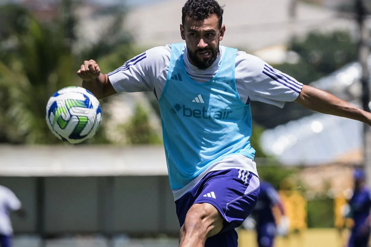 Cruzeiro: zagueiro alcança meta e renova contrato