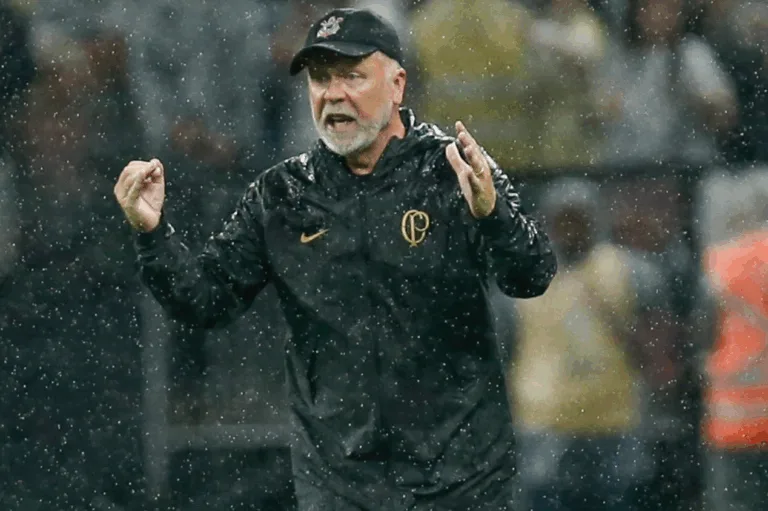 Mano Menezes se revolta com pênalti marcado em Corinthians x Santos: “Absurdo”