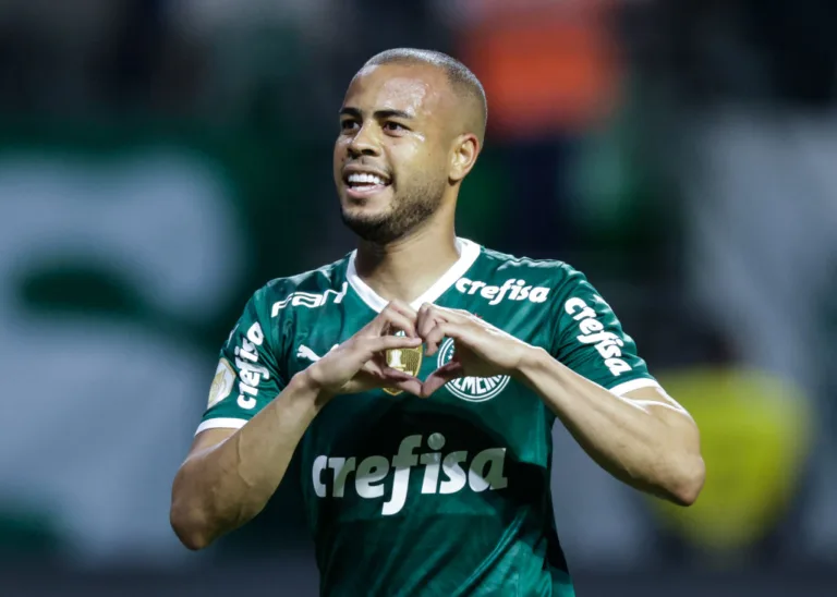 Mayke mira marca pelo Palmeiras diante do São Paulo