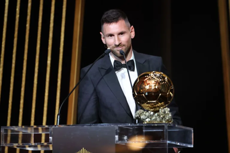 Messi vence Bola de Ouro; web se divide com premiação 
